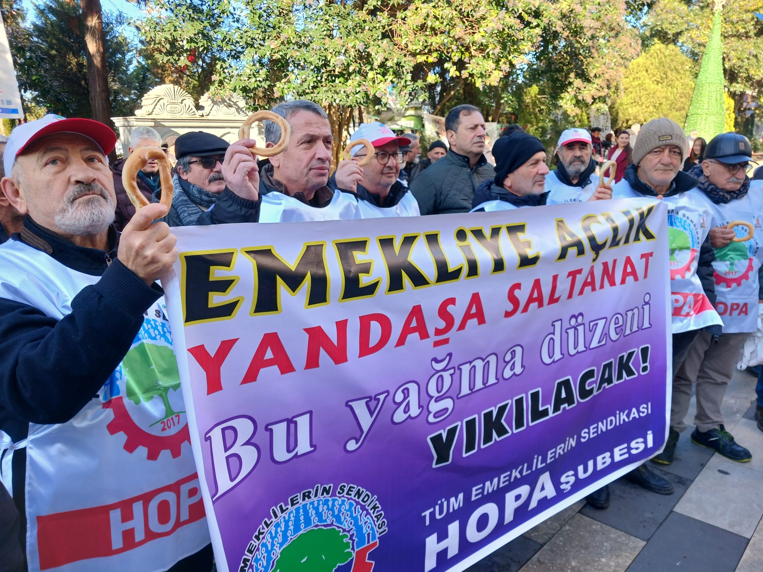 Tüm Emeklilerin Sendikası Hopa Şubesi, emeklilerin yoksulluk koşullarını protesto ederek