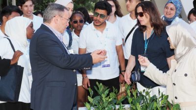 Dünyada üzerine kar yağan ve yaş çay tarımının yapıldığı Doğu