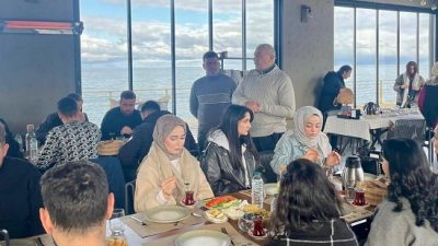 Fındıklı Belediyesi, ilçede öğrenim gören üniversite öğrencilerini düzenlenen kahvaltı programında