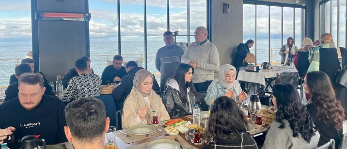 Fındıklı Belediyesi, ilçede öğrenim gören üniversite öğrencilerini düzenlenen kahvaltı programında