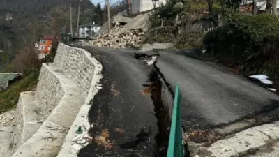 Rize'nin Ardeşen ilçesindeki Bayırcık Köyü'nde istinat duvarının çökmesi ve heyelan