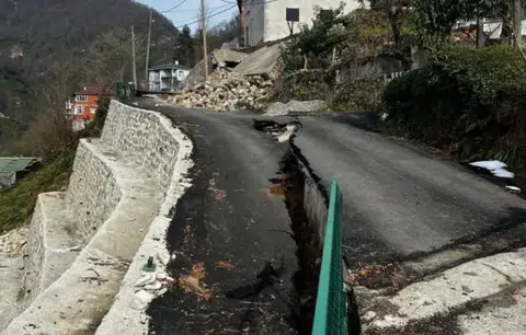 Rize'nin Ardeşen ilçesindeki Bayırcık Köyü'nde istinat duvarının çökmesi ve heyelan