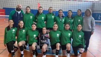 Rize Fatih Ortaokulu Yıldız Kız Voleybol Takımı, Ardahan’da rakiplerini geride