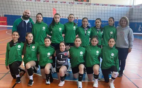 Rize Fatih Ortaokulu Yıldız Kız Voleybol Takımı, Ardahan’da rakiplerini geride