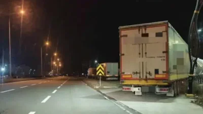 Ardeşen’de tehlikeli park eden bir tır, İlçe Emniyet Müdürlüğü tarafından