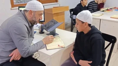 Rize İl Müftüsü Naci Çakmakçı, Karasu Köyü Kur’an Kursu'nda gençlerle