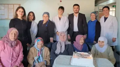 Trabzon Huzurevi'nde ocak doğumluları için düzenlenen doğum günü kutlaması, yaşlı