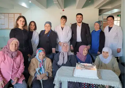 Trabzon Huzurevi'nde ocak doğumluları için düzenlenen doğum günü kutlaması, yaşlı