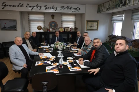 Arhavi Belediye Başkanı Turgay Ataselim, ilçe başkanlarıyla istişare toplantısı düzenledi.