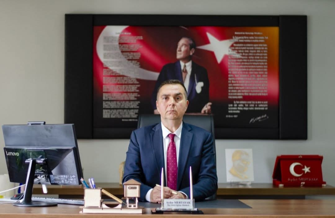 Bazen bir sokağı değil, bir zamanı dolaşa dolaşa yürür insan.