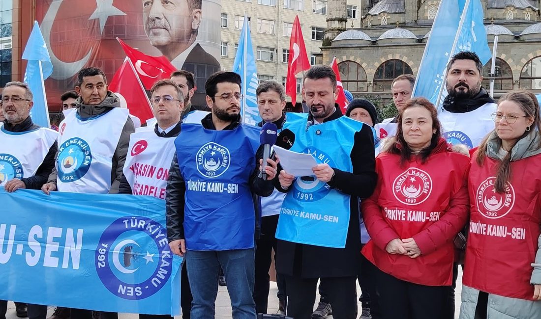 Kamu-Sen Rize İl Temsilcisi Fatih Karaaslan ve sendika üyeleri, memur