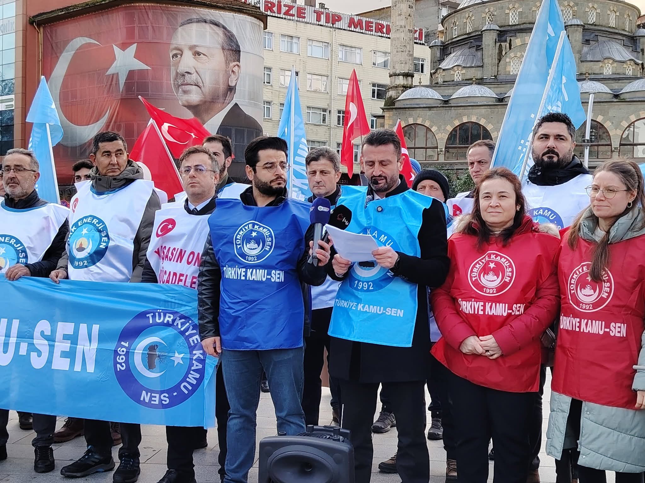 Kamu-Sen Rize İl Temsilcisi Fatih Karaaslan ve sendika üyeleri, memur