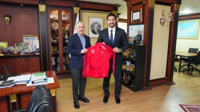 Türkiye Güreş Federasyonu Başkanı Taha Akgül, Rize Belediye Başkanı Rahmi