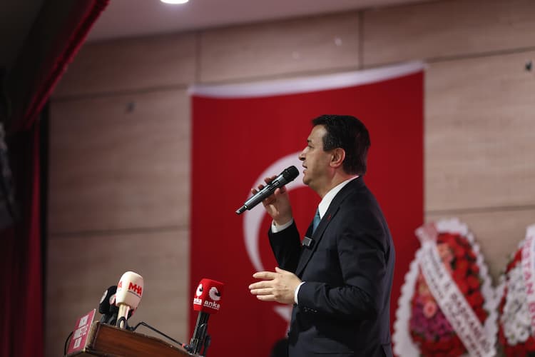 Saadet Partisi Genel Başkanı Mahmut Arıkan, partisinin 6. Manisa Olağan