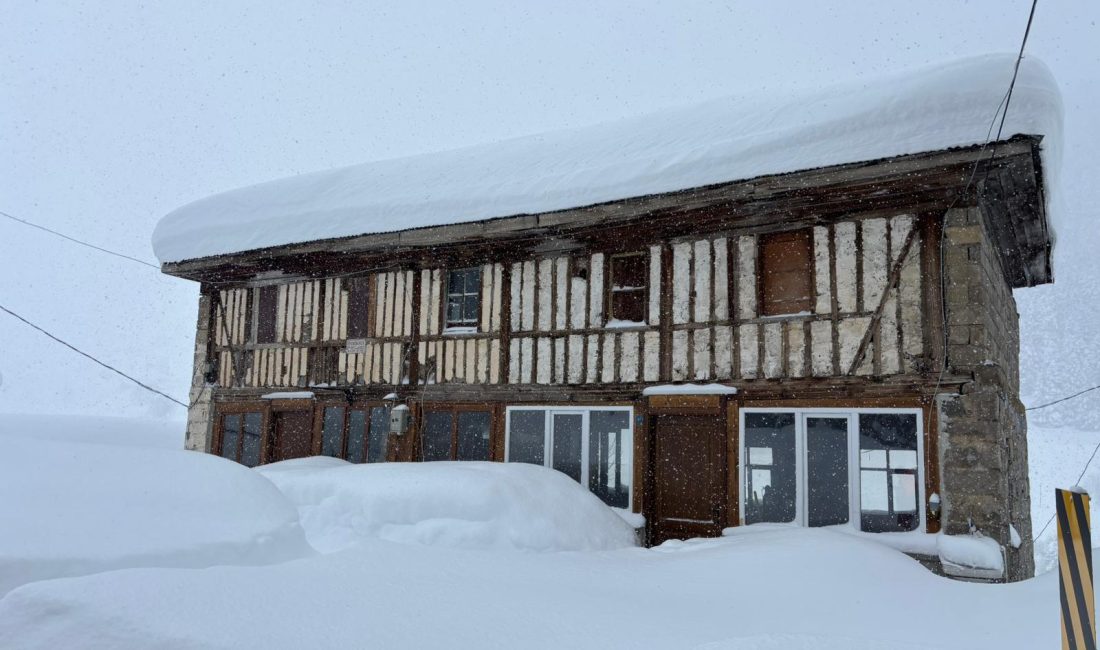 İKİZDERE MERKEZDE 40 CM OLAN KAR KALINLIĞI KÖYLERDE 1,5 METREYE
