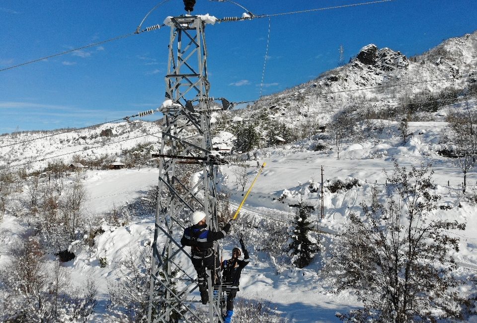 Doğu Karadeniz Bölgesi’nde etkili olan yoğun kar yağışı nedeniyle elektrik