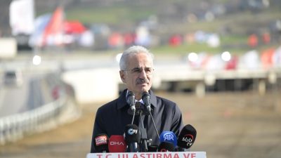 Ulaştırma ve Altyapı Bakanı Abdulkadir Uraloğlu, ülke genelinde karayollarında hız