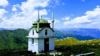 Kaçkar Dağları’nın bulutlarla örtülü zirvelerinde, yaklaşık 3 bin metre rakımda