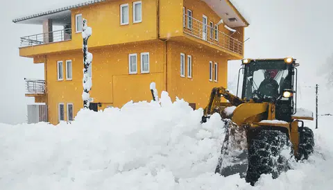 Rize’de etkili olan yoğun kar yağışı nedeniyle 51 köy yolu