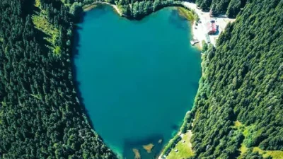 Şavşat Belediyesi, Karagöl’ün baharda ve kışın sunduğu eşsiz manzaralarla doğa