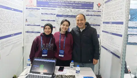 Rize TOBB Fen Lisesi öğrencileri Elif Beyza Özer ve İrem