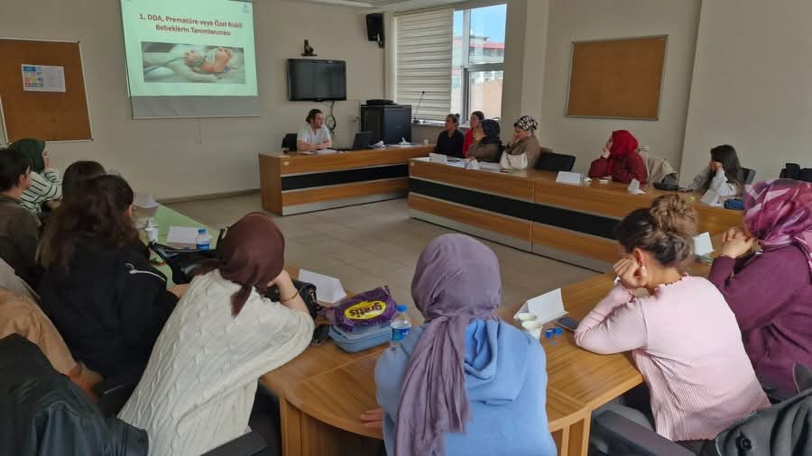 Dünya Sağlık Örgütü’nün önerileri doğrultusunda; bebeklerin doğumdan hemen sonra emzirilmeye