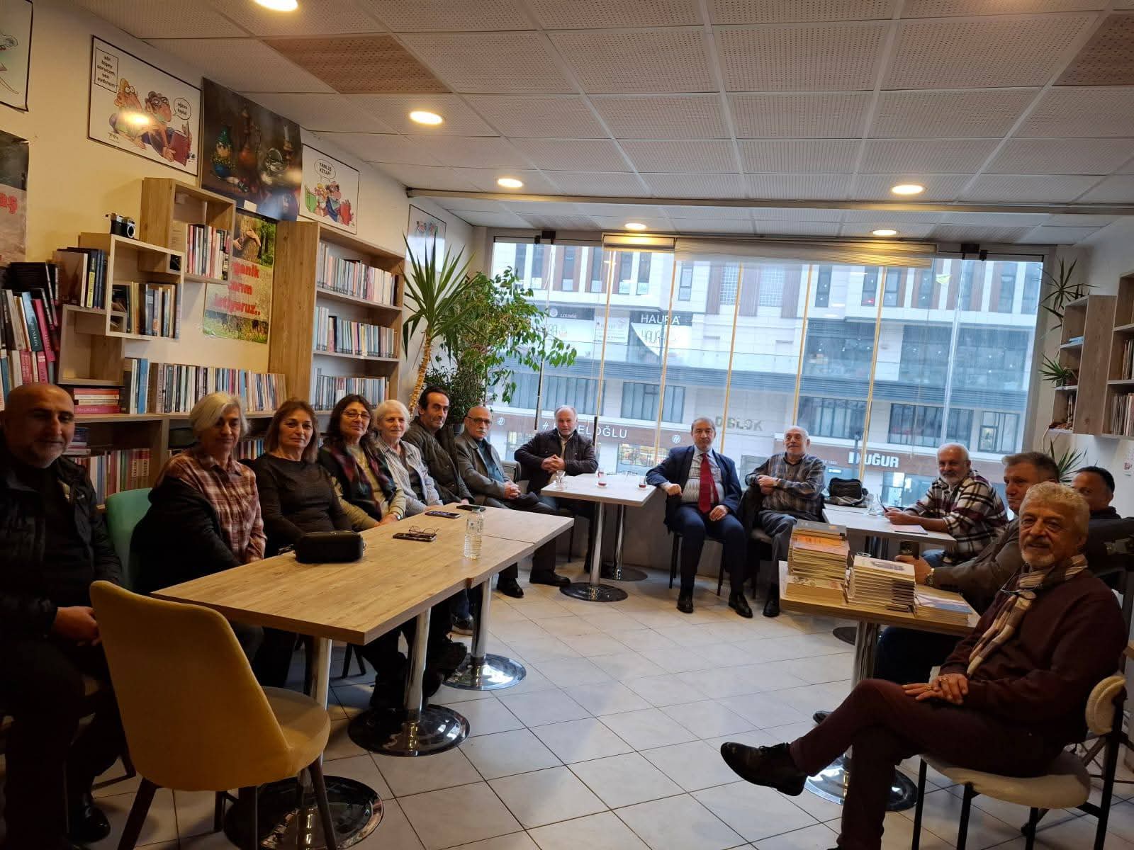 Emin Şir’in son kitabı Dünyanın Acemisi, edebiyatseverlerle "Bizum Kitap Kafe"'