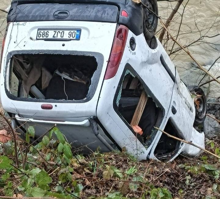 İSMET KÖSOĞLU Rize-Kalkandere ilçesinin Kayabaşı köyünde kamyonetin sürücüsünün direksiyon hakimiyetini