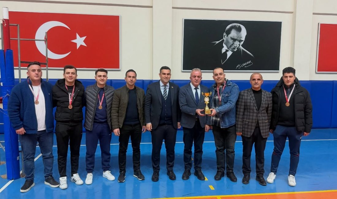 İkizdere Kapalı Spor Salonunda düzenlenen kurumlararası Voleybol Turnuvası sona erdi.