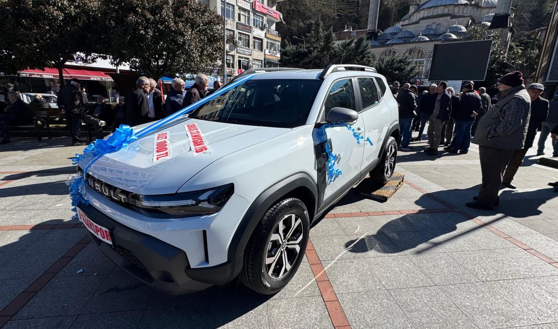 Pazarspor yararına düzenlenen çekiliş kapsamında hediye edilecek olan araç, ilçe