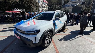 Pazarspor yararına düzenlenen çekiliş kapsamında hediye edilecek olan araç, ilçe