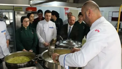 Rize’nin İyidere ilçesinde lise öğrencileri, Ramazan ayında 20 haneye her