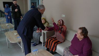 Rahmi Metin ve eşi Fatma Metin, Yaşlılar Haftası kapsamında Müyesser