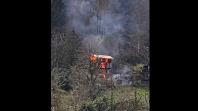 Çamlıhemşin ilçesine bağlı Şenyuva mevkiinde bulunan bir serenderde çıkan yangın,