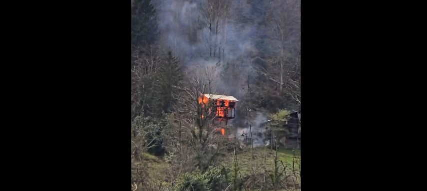 Çamlıhemşin ilçesine bağlı Şenyuva mevkiinde bulunan bir serenderde çıkan yangın,