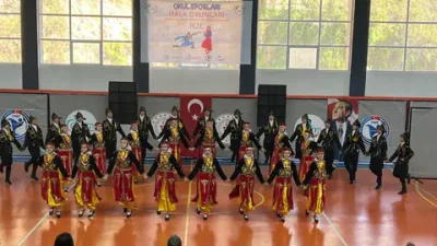 Rize’nin Çayeli ilçesinde düzenlenen Okul Sporları Halk Oyunları yarışmalarında Arhavi