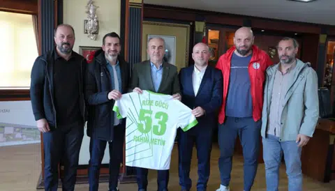 Rize Veteranlar Grubu, Rize Belediye Başkanı Rahmi Metin’i ziyaret ederek