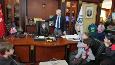 Rize’de Kurtuluş İlkokulu 3-D sınıfı öğrencileri, Belediye Başkanı Rahmi Metin’i