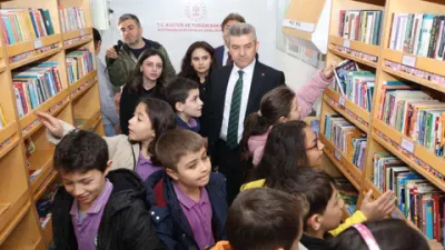 Artvin Valiliği öncülüğünde Milli İrade Meydanı’nda düzenlenen Kütüphaneler Haftası programında,