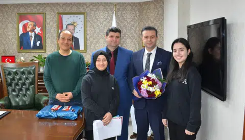 Rize TOBB Fen Lisesi öğrencileri Elif Beyza Özer ve İrem