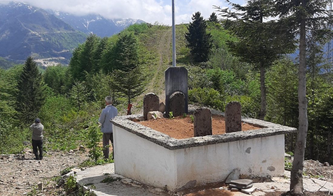 Rize Güneyce köyünde yaşayan vatandaşlar köylerinde bulunan şehitlik için yetkililerden