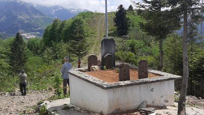 Rize Güneyce köyünde yaşayan vatandaşlar köylerinde bulunan şehitlik için yetkililerden