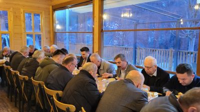 İkizdere Muhtarlar Derneği tarafından yapılan programda Muhtarlar ve ilçe bürokratları