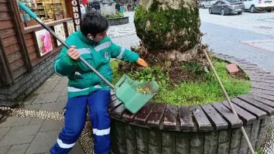 Rize’de yaz aylarıyla birlikte izmarit kirliliği artış gösteriyor. Temizlik görevlileri,
