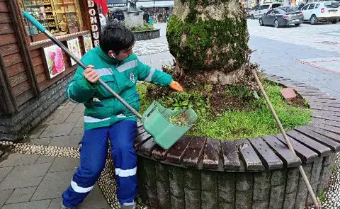 Rize’de yaz aylarıyla birlikte izmarit kirliliği artış gösteriyor. Temizlik görevlileri,