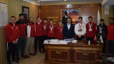 Şampiyonluklarıyla dikkatleri üzerine çeken Çamlıhemşin Kayak Takımı, elde ettiği büyük