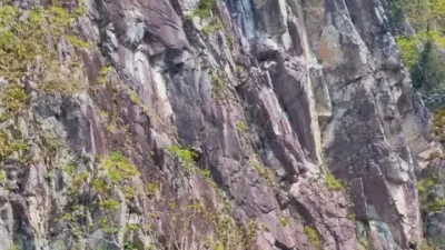 Rize-İkizdere karayolundaki sarkan kaya kütleleri, sürücüler ve yayalar için tehlike