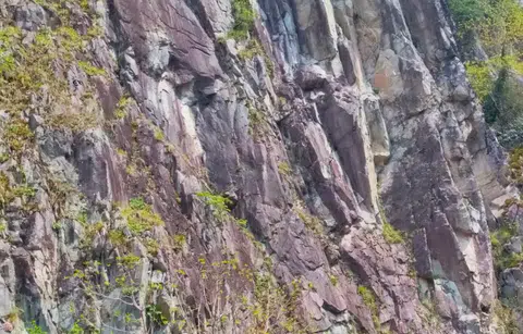 Rize-İkizdere karayolundaki sarkan kaya kütleleri, sürücüler ve yayalar için tehlike