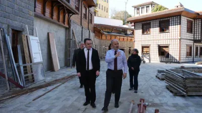 Rize Belediye Başkanı Rahmi Metin, beraberindeki heyetle birlikte yapımı süren