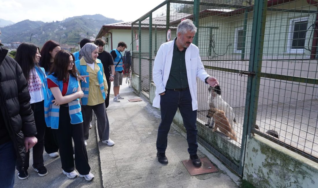 Rize Belediyesi Gençlik Merkezi ve Bilgi Evi (RİBEGEM) gönüllüsü gençler,